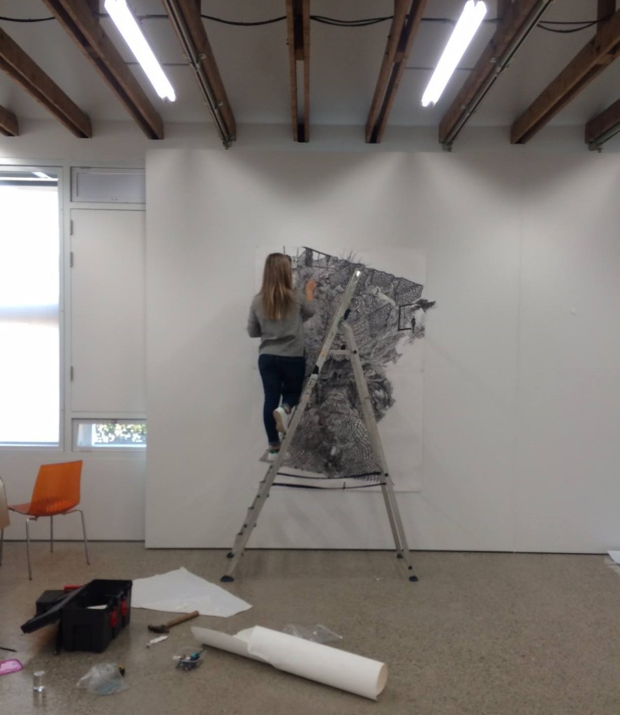 Romy Muijrers bezig met de installatie van haar werk op Drawing Front in Diepenheim / Foto  Facebook